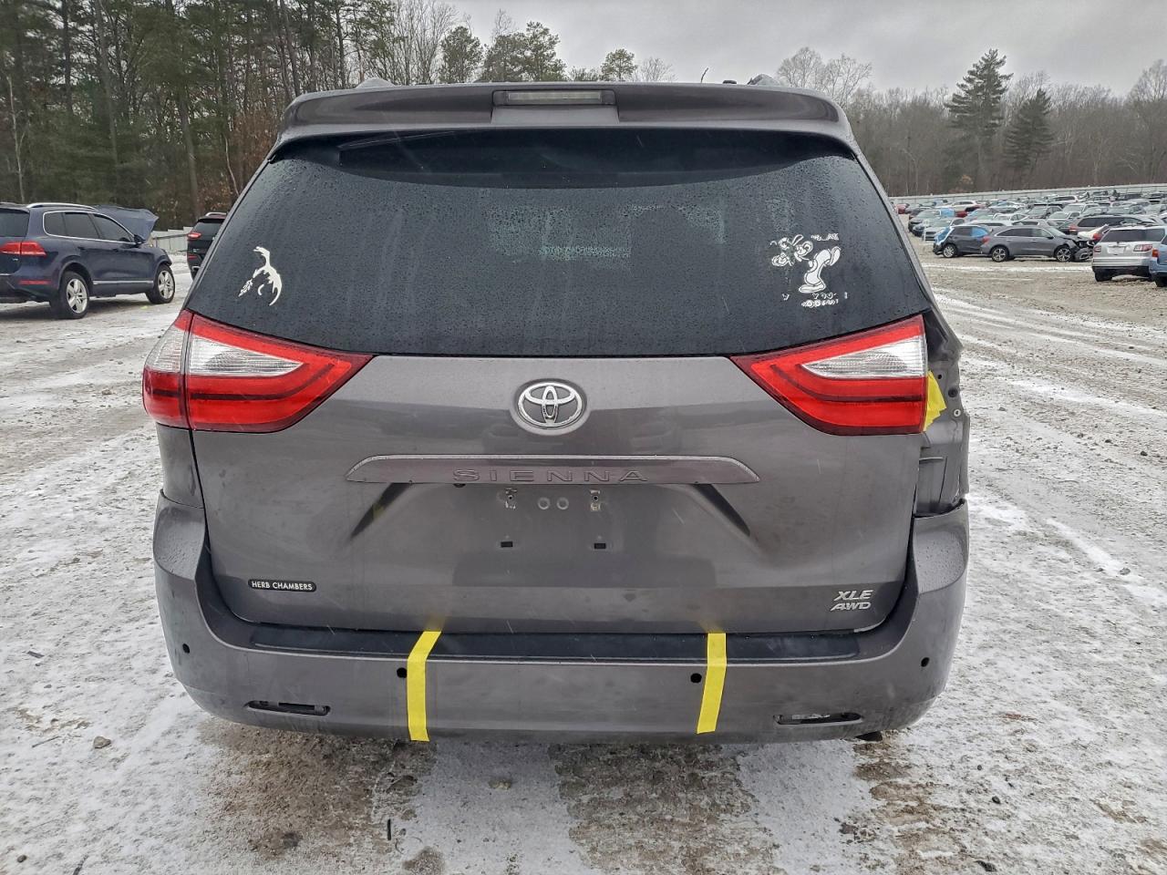 2017 TOYOTA SIENNA XLE photo 6