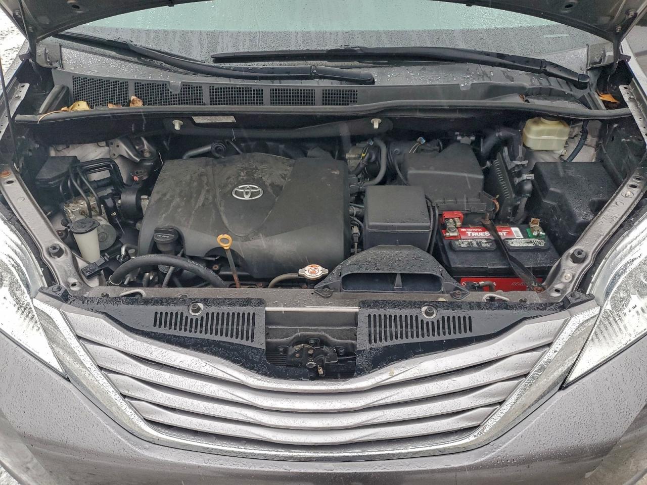 2017 TOYOTA SIENNA XLE photo 12