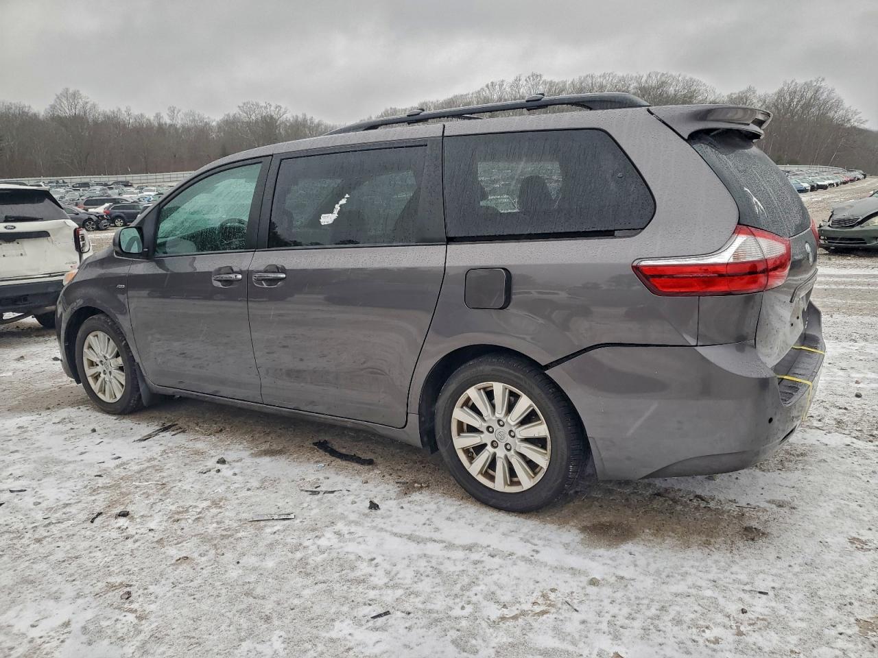 2017 TOYOTA SIENNA XLE photo 2