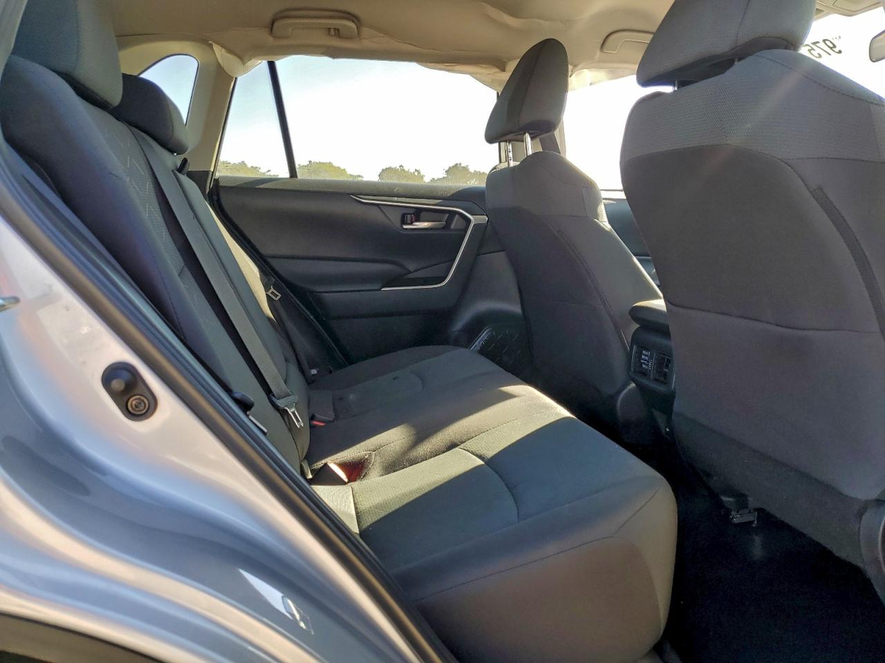 2024 TOYOTA RAV4 XLE photo 31