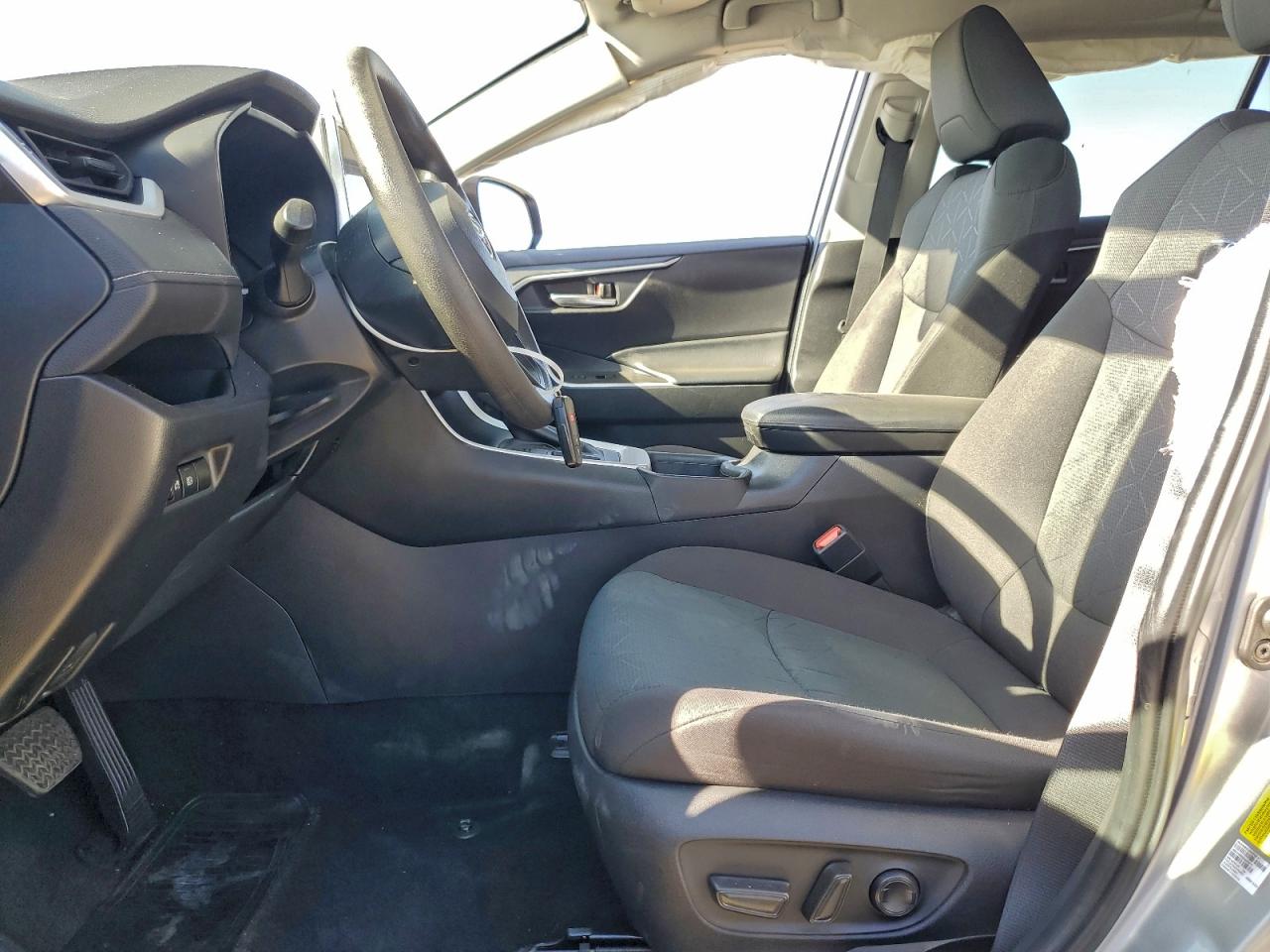 2024 TOYOTA RAV4 XLE photo 19