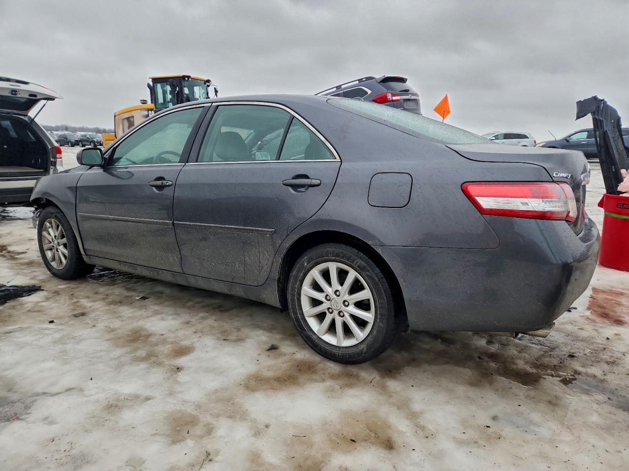 2011 TOYOTA CAMRY SE photo 3
