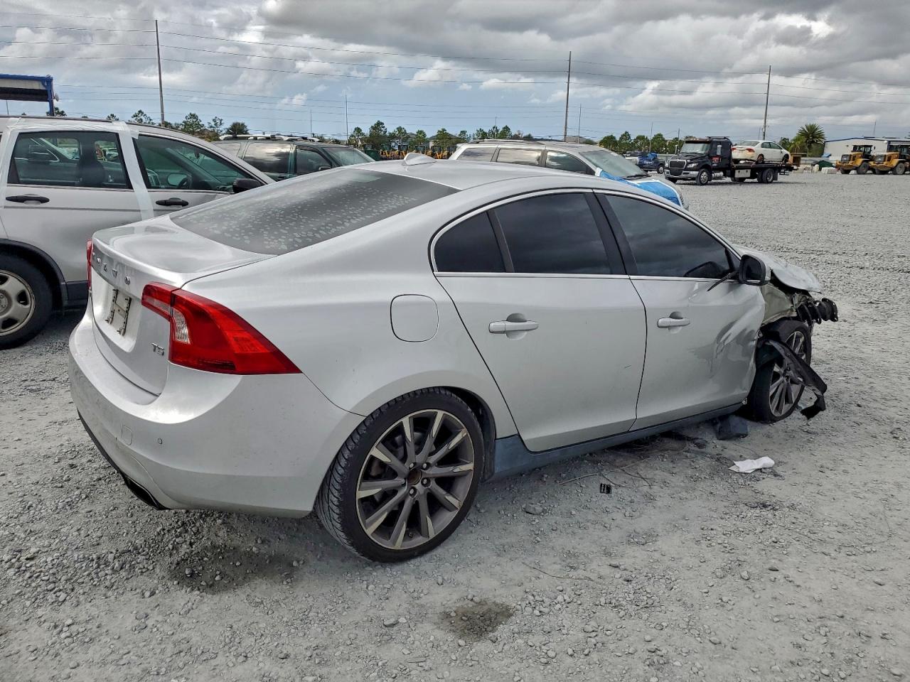 2015 VOLVO S60 PREMIER photo 3