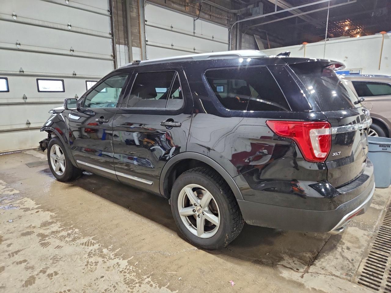 2017 FORD EXPLORER XLT photo 2