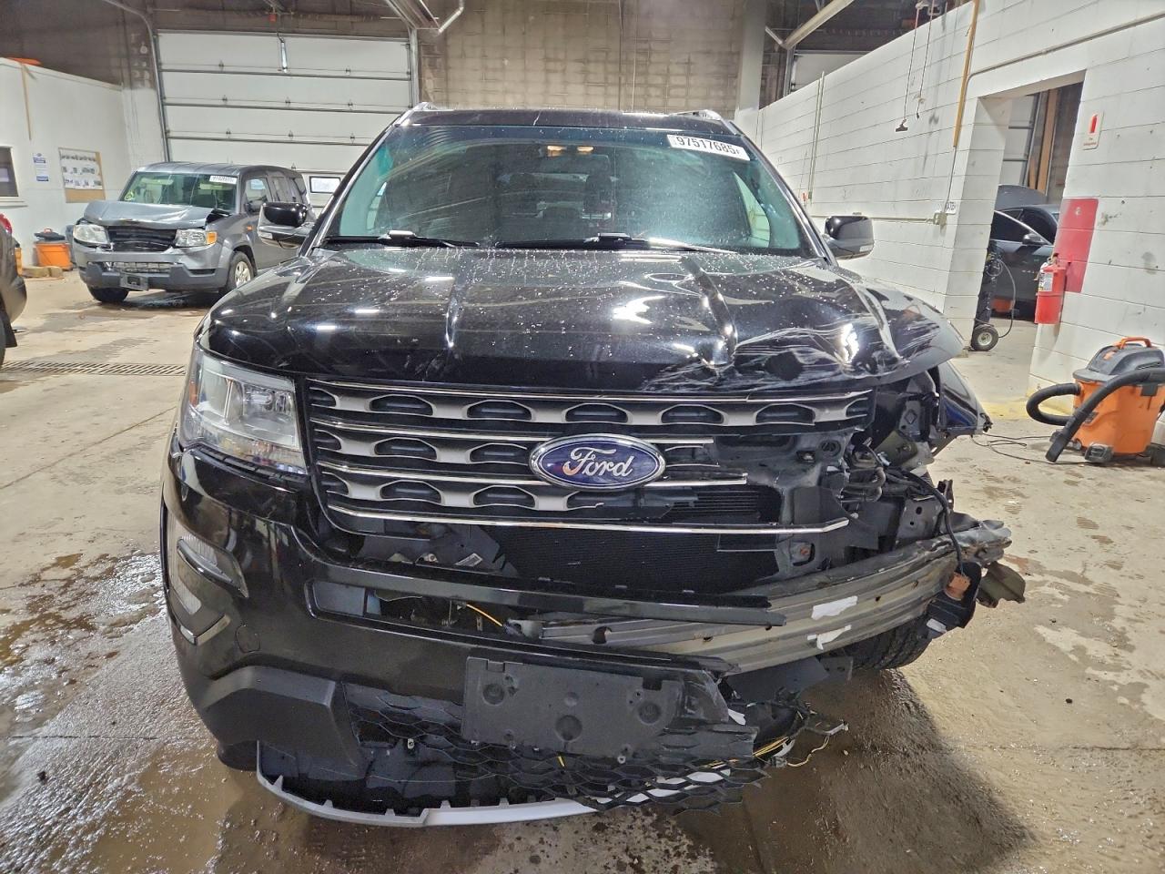 2017 FORD EXPLORER XLT photo 5