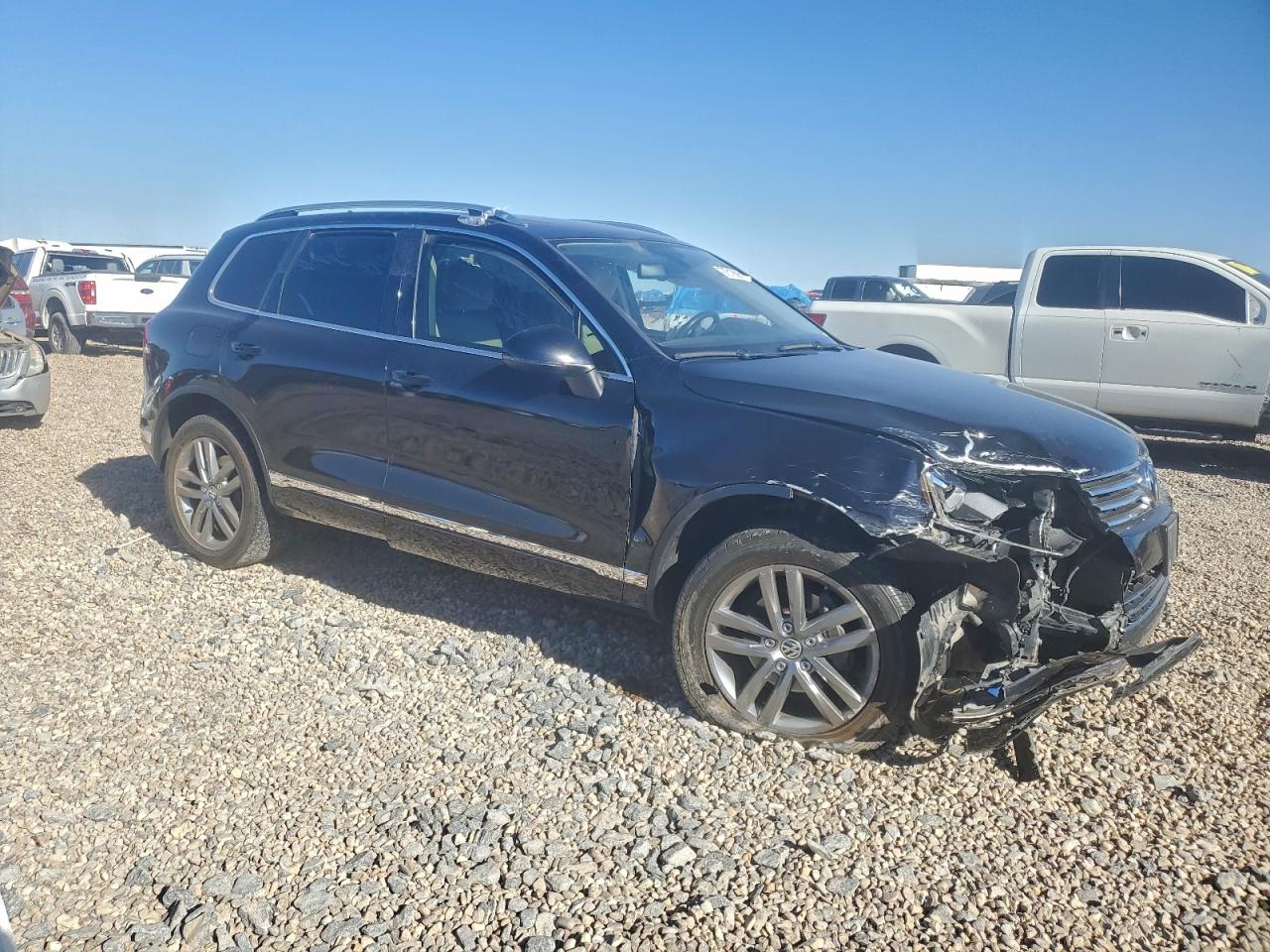 2016 VOLKSWAGEN TOUAREG SPORT photo 4