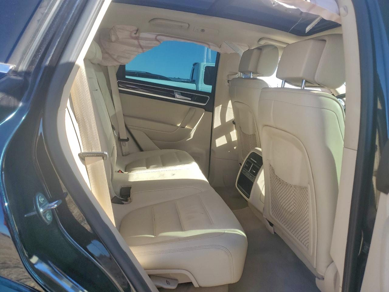 2016 VOLKSWAGEN TOUAREG SPORT photo 11