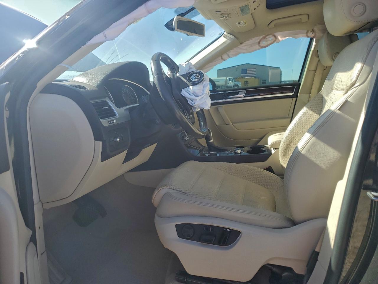 2016 VOLKSWAGEN TOUAREG SPORT photo 7
