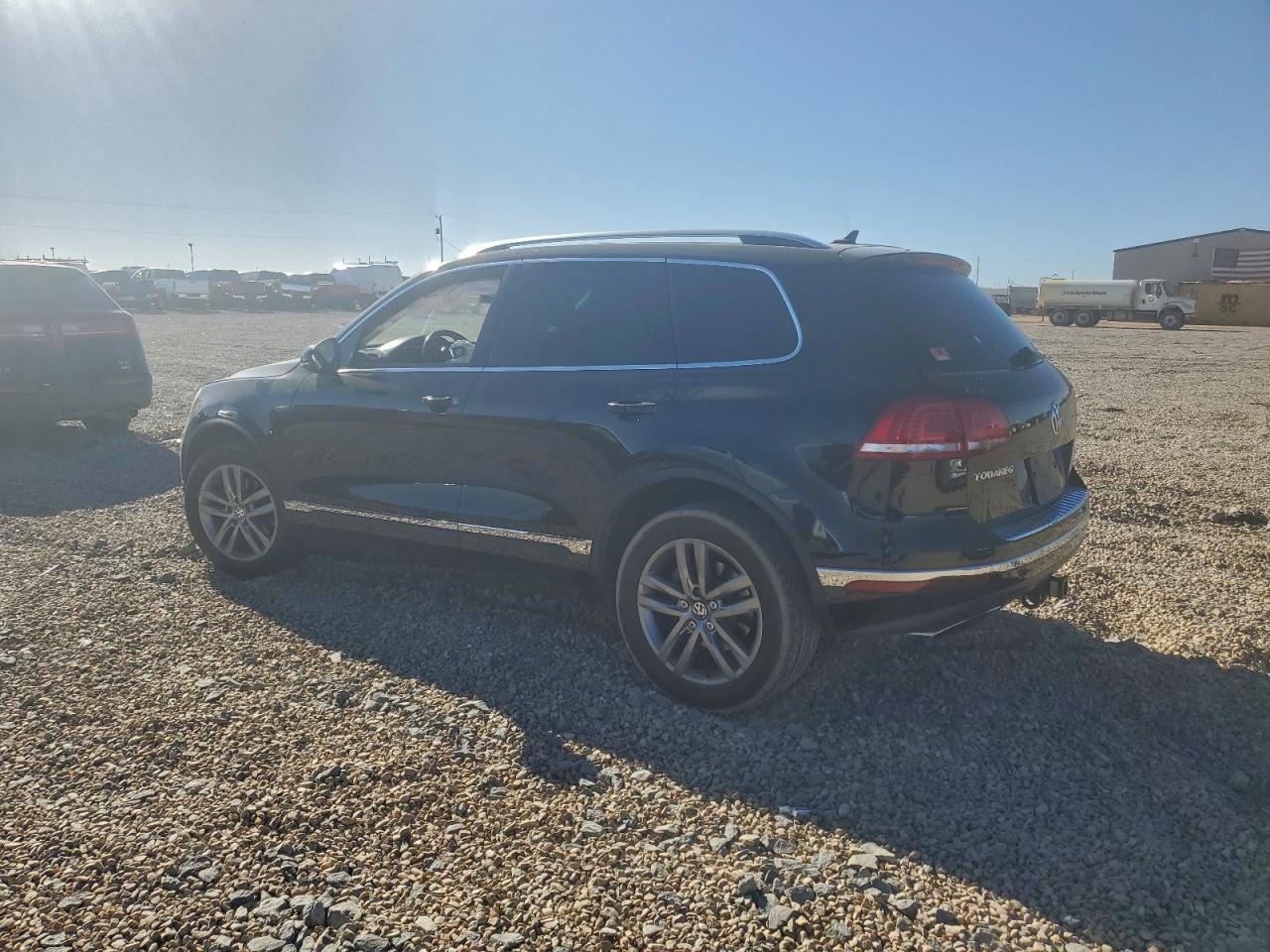 2016 VOLKSWAGEN TOUAREG SPORT photo 2