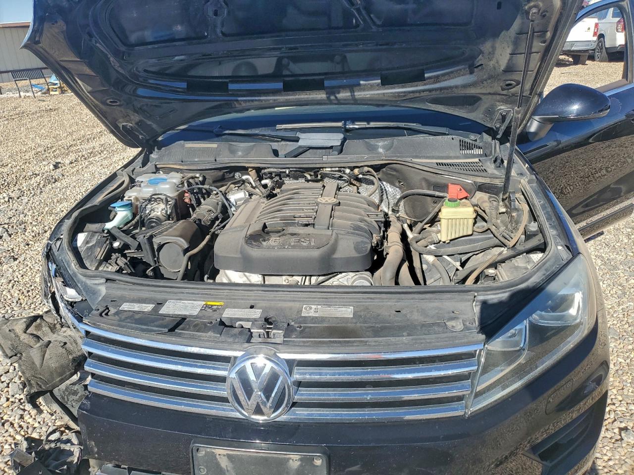 2016 VOLKSWAGEN TOUAREG SPORT photo 12