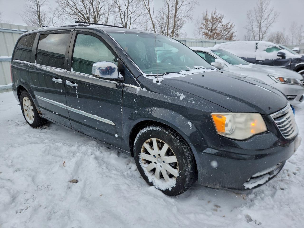 2012 CHRYSLER TOWN & COUNTRY TOURING L photo 4