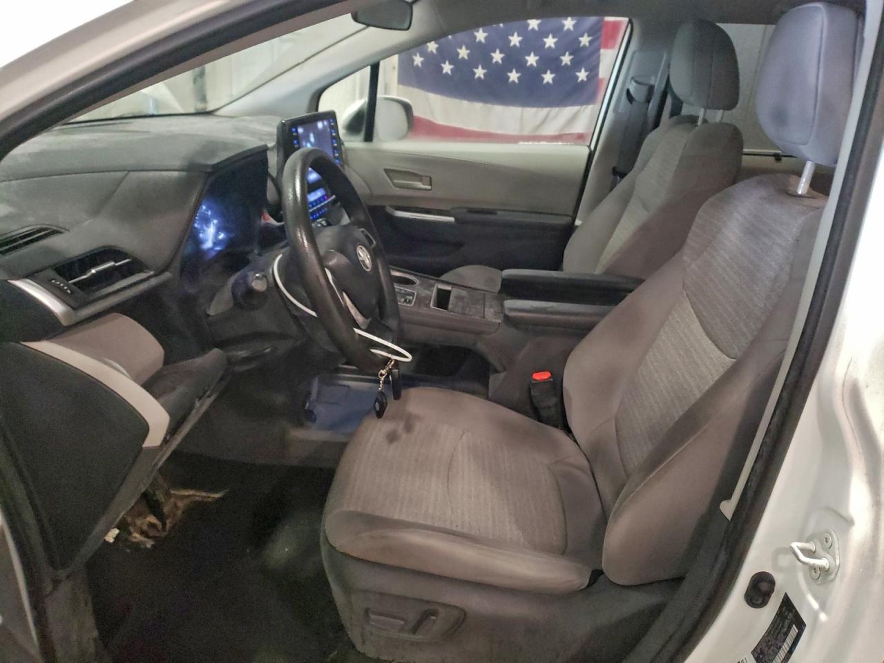 2021 TOYOTA SIENNA LE photo 7
