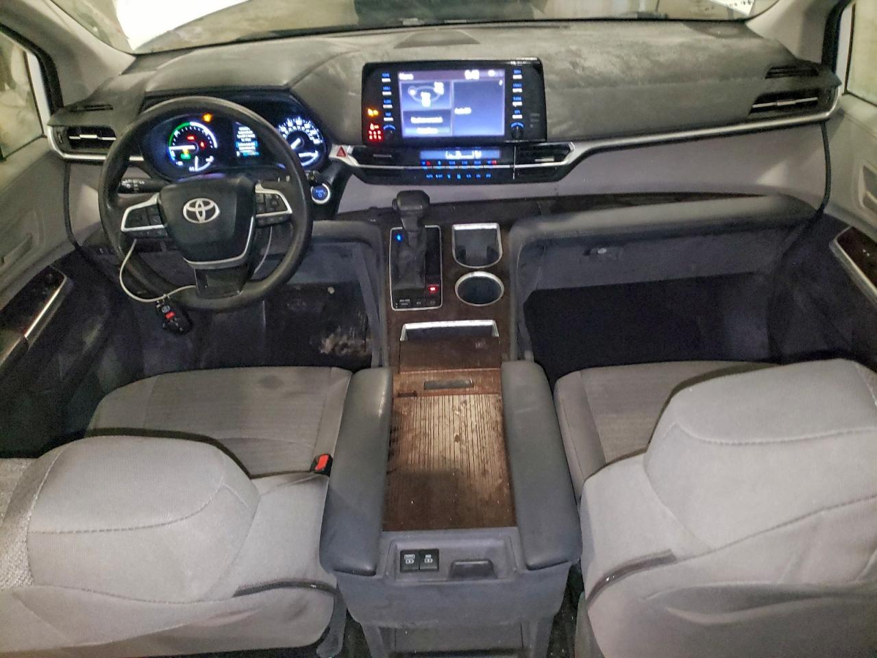 2021 TOYOTA SIENNA LE photo 8