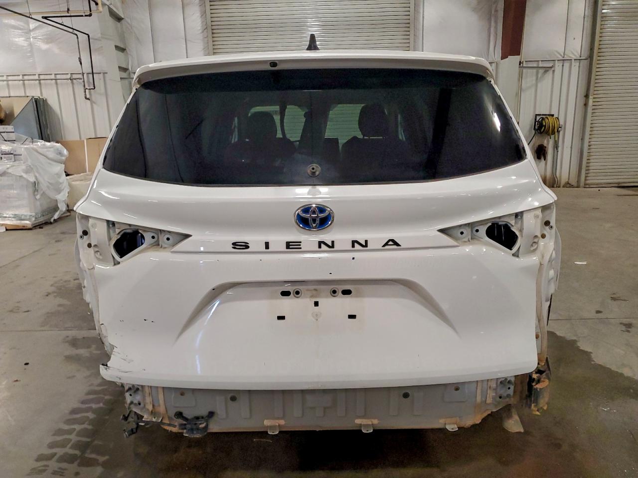 2021 TOYOTA SIENNA LE photo 6