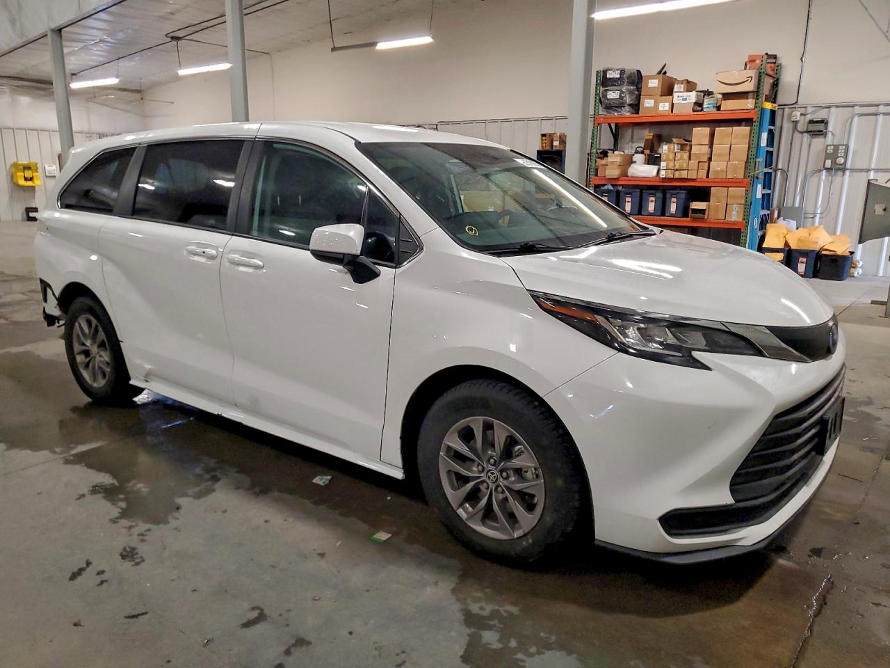 2021 TOYOTA SIENNA LE photo 4