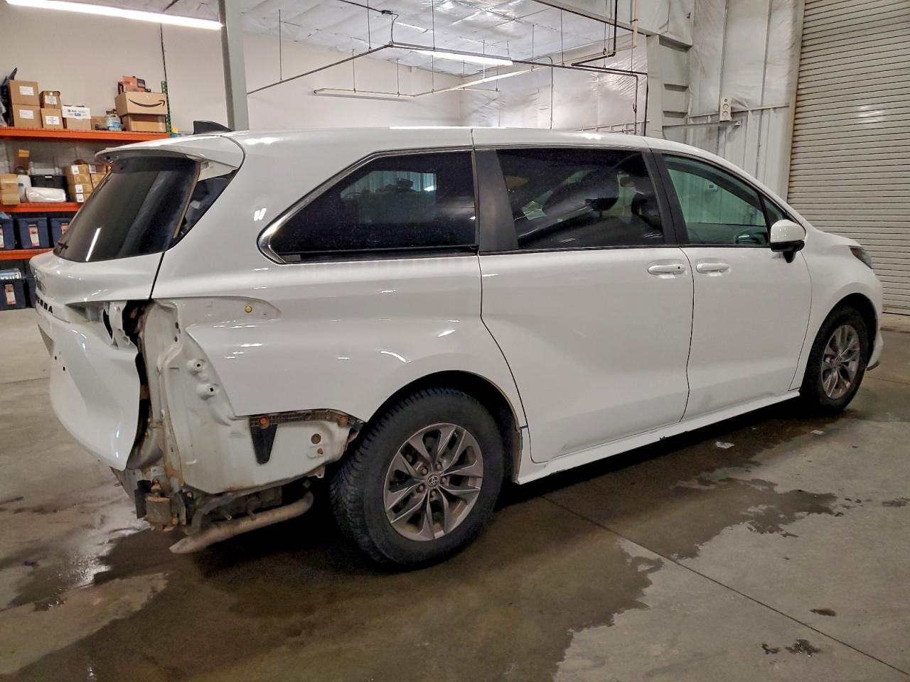 2021 TOYOTA SIENNA LE photo 3