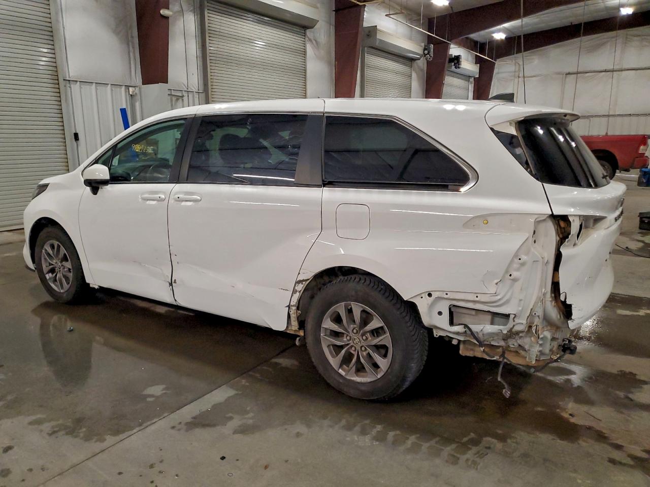 2021 TOYOTA SIENNA LE photo 2