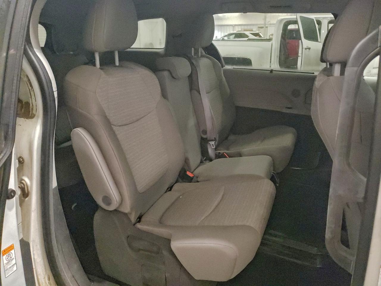 2021 TOYOTA SIENNA LE photo 11