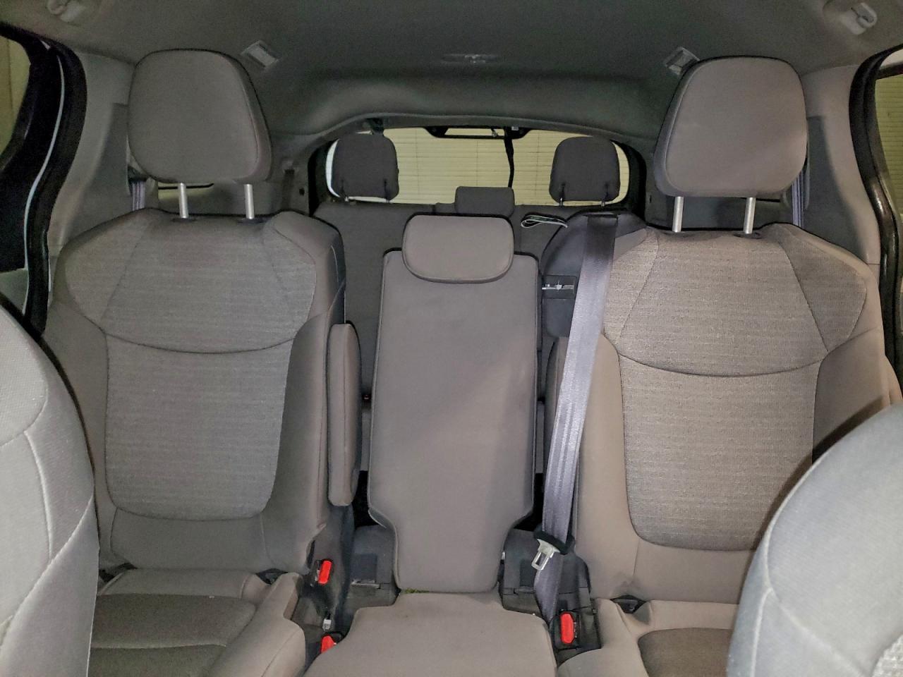 2021 TOYOTA SIENNA LE photo 10