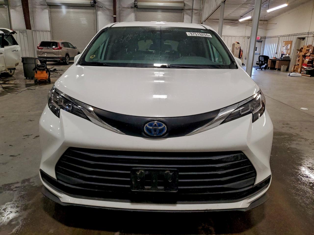 2021 TOYOTA SIENNA LE photo 5