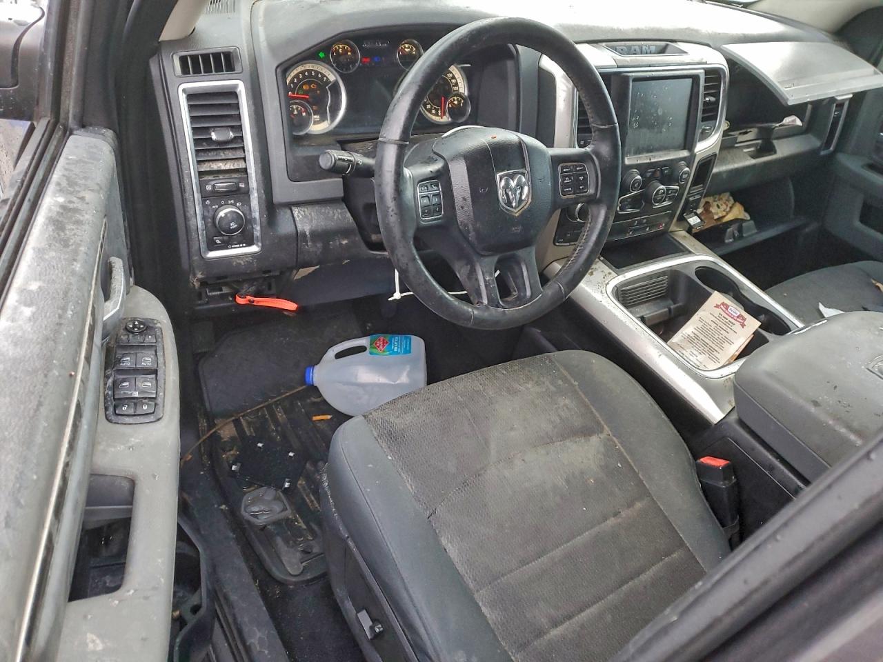 2016 RAM 1500 SLT photo 8