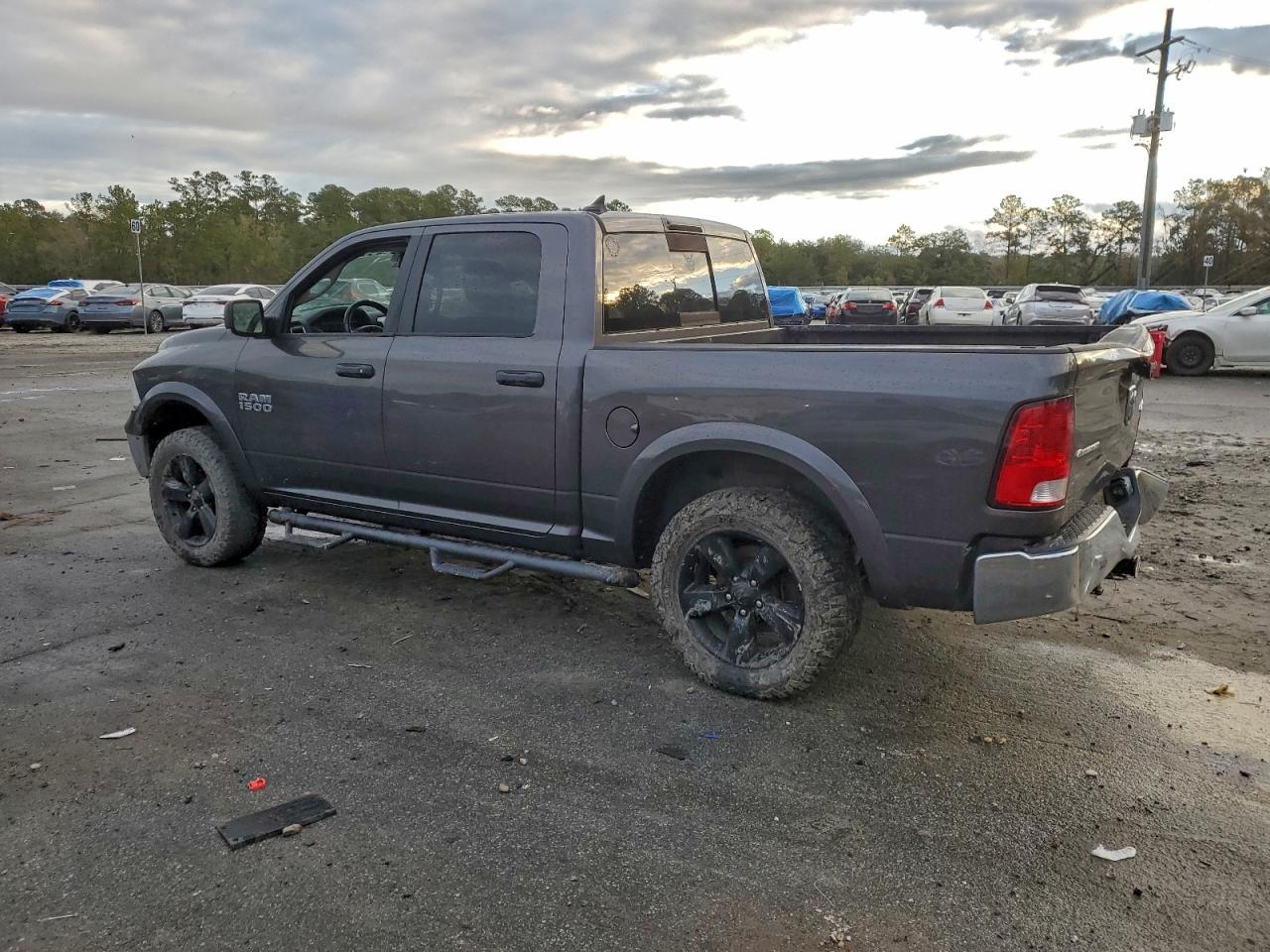 2016 RAM 1500 SLT photo 2