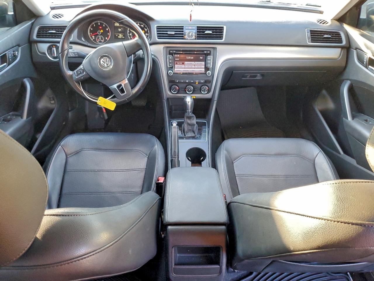 2015 VOLKSWAGEN PASSAT S photo 8
