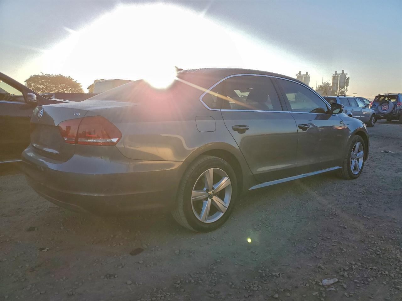 2015 VOLKSWAGEN PASSAT S photo 3
