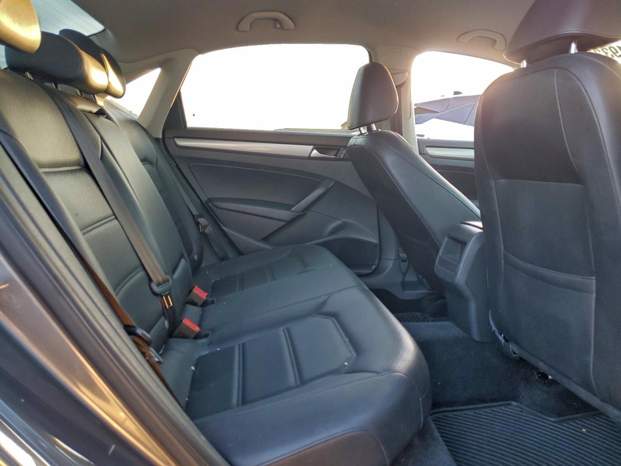 2015 VOLKSWAGEN PASSAT S photo 10