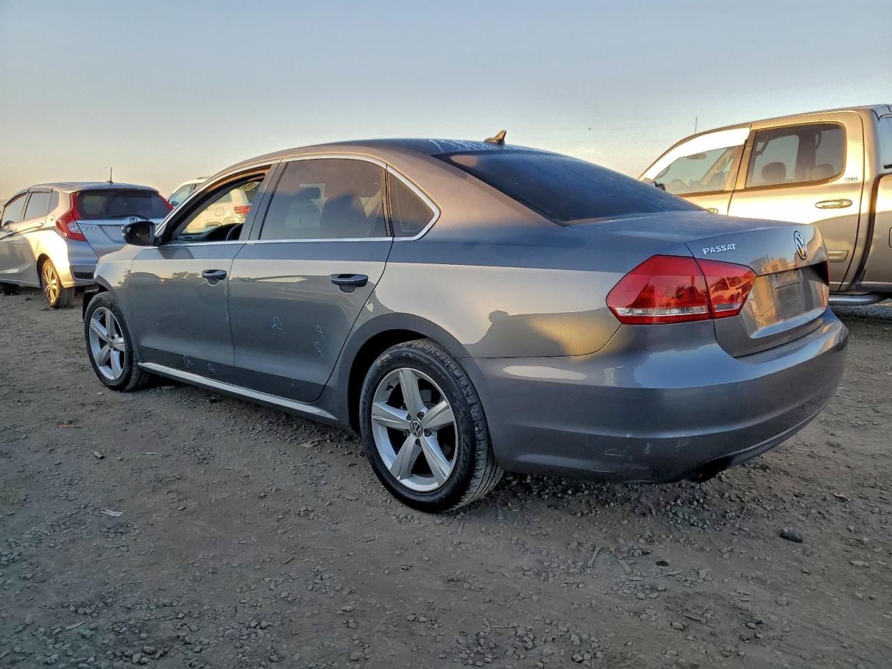 2015 VOLKSWAGEN PASSAT S photo 2