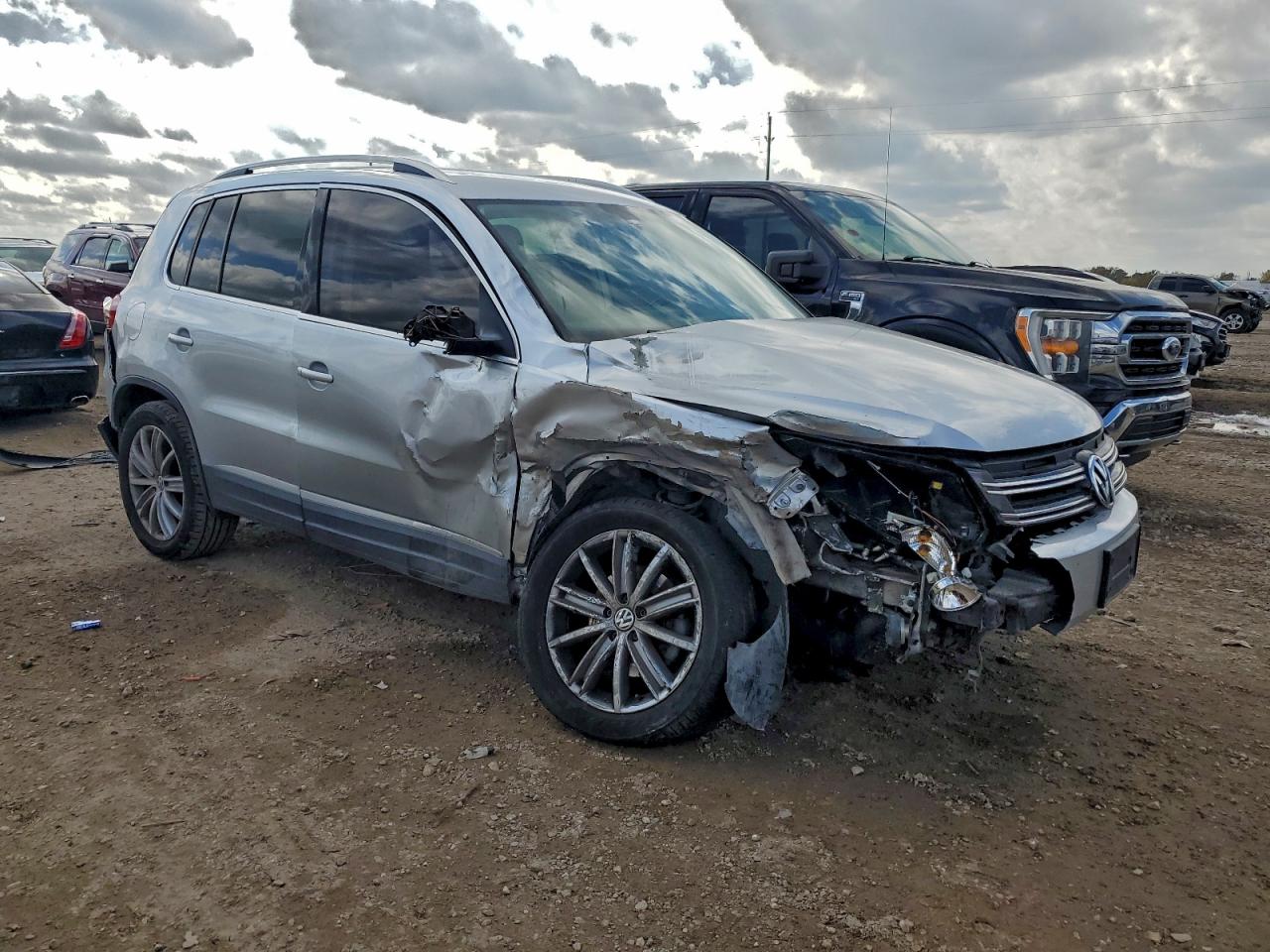 2012 VOLKSWAGEN TIGUAN S photo 4