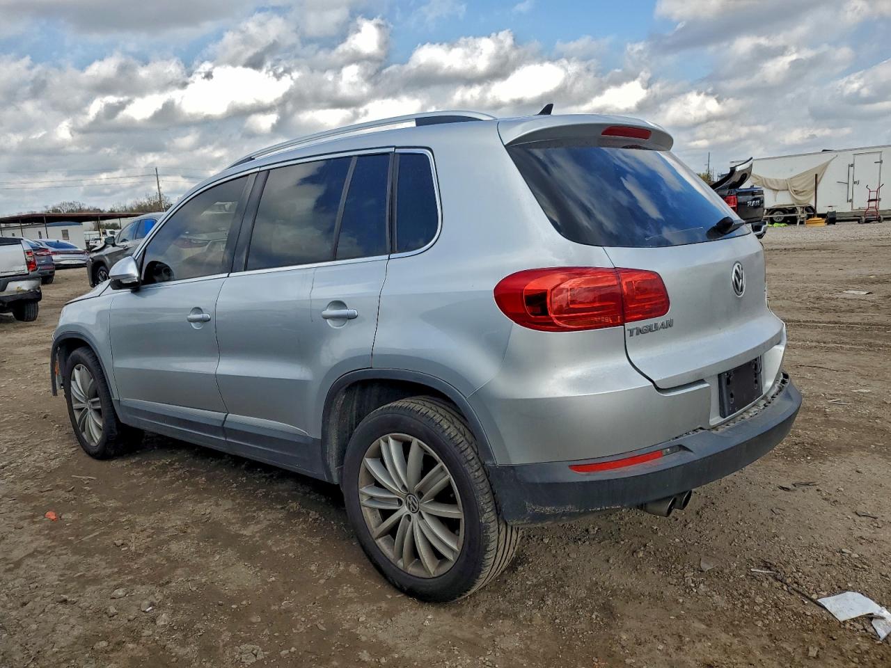 2012 VOLKSWAGEN TIGUAN S photo 2