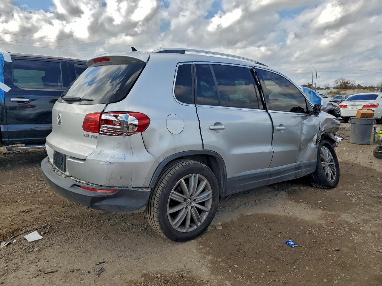 2012 VOLKSWAGEN TIGUAN S photo 3