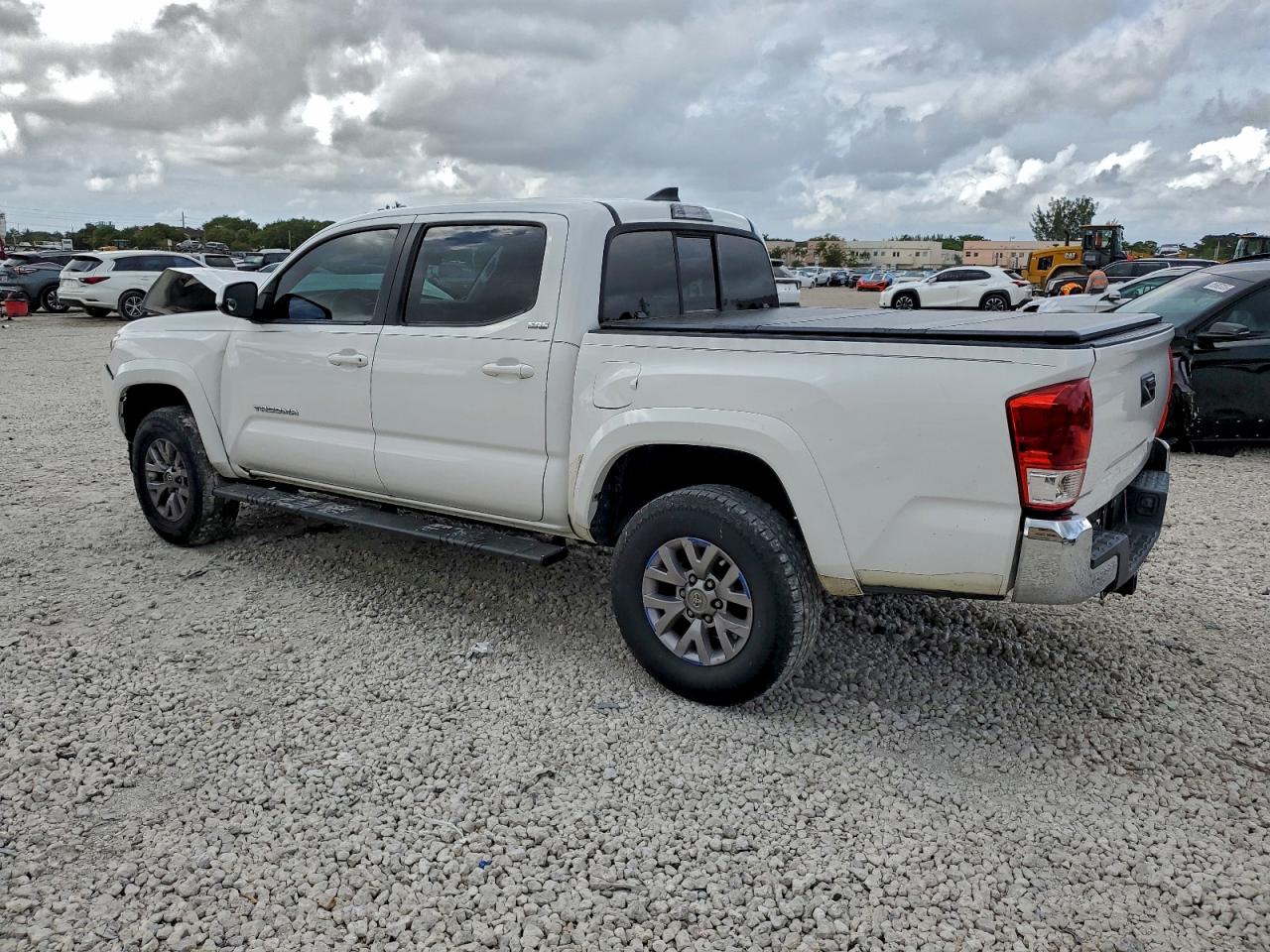 2017 TOYOTA TACOMA DOUBLE CAB photo 2