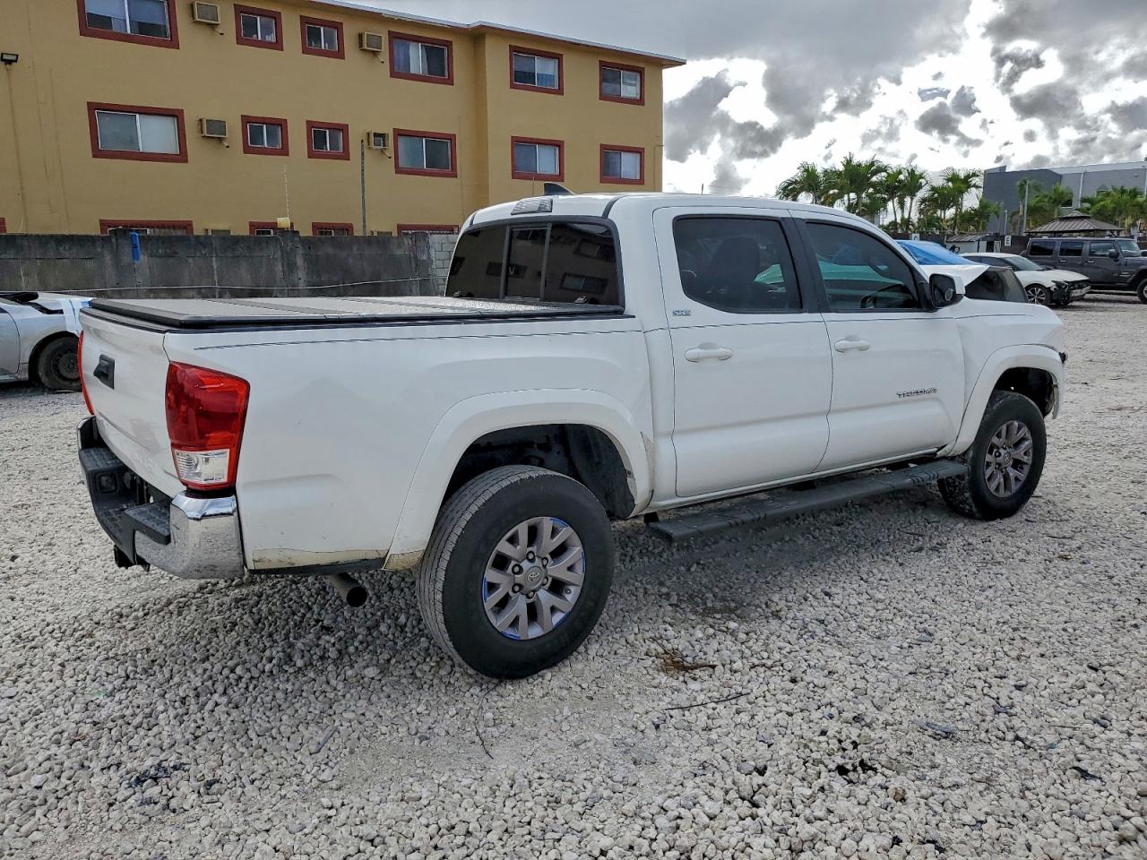 2017 TOYOTA TACOMA DOUBLE CAB photo 3