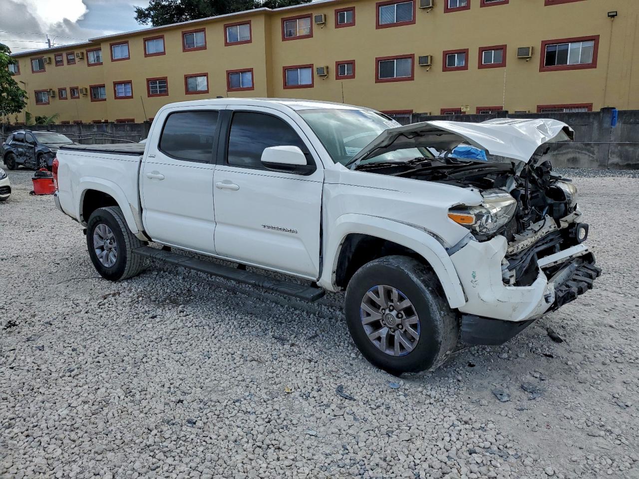 2017 TOYOTA TACOMA DOUBLE CAB photo 4