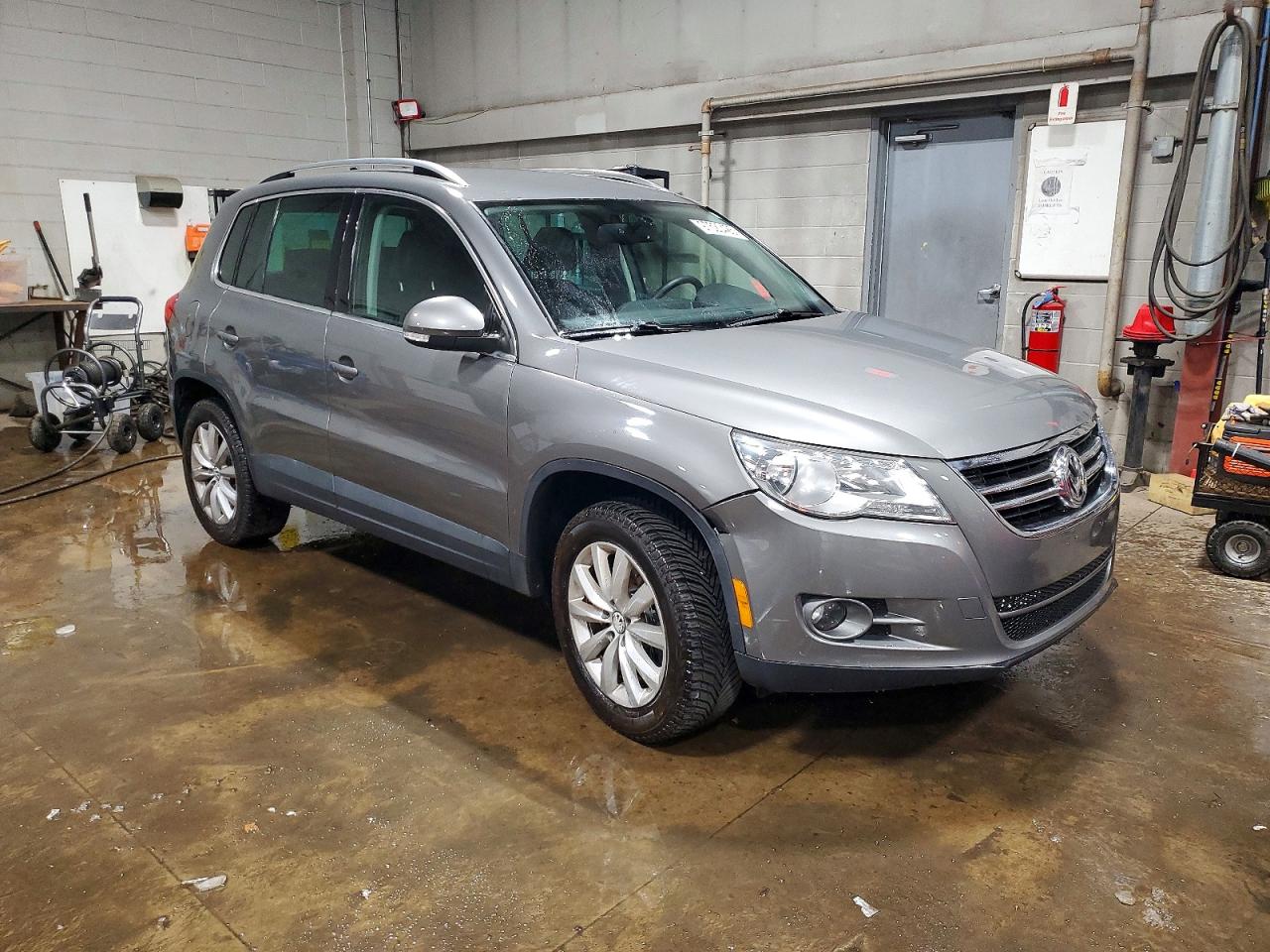 2011 VOLKSWAGEN TIGUAN S photo 4