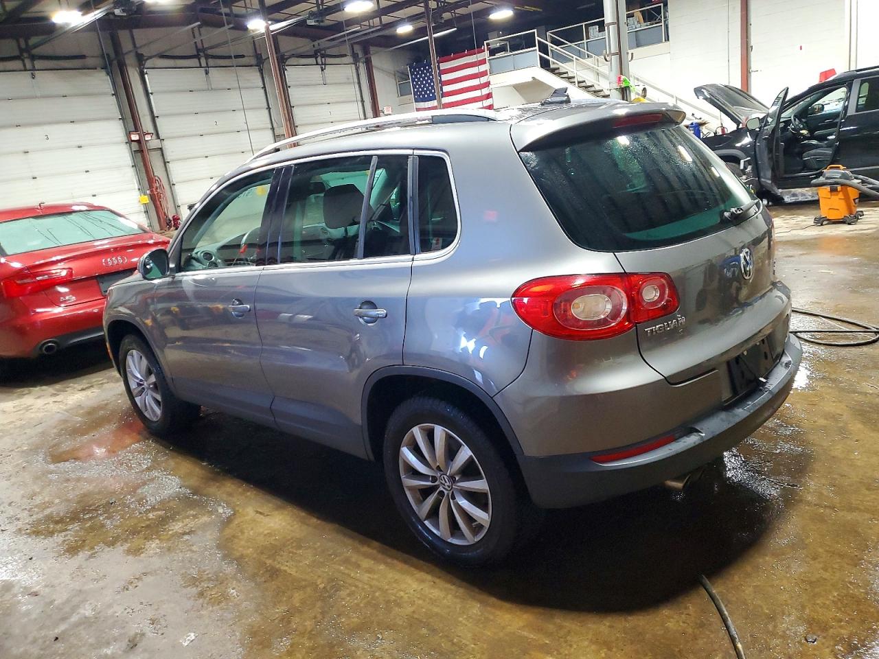 2011 VOLKSWAGEN TIGUAN S photo 2