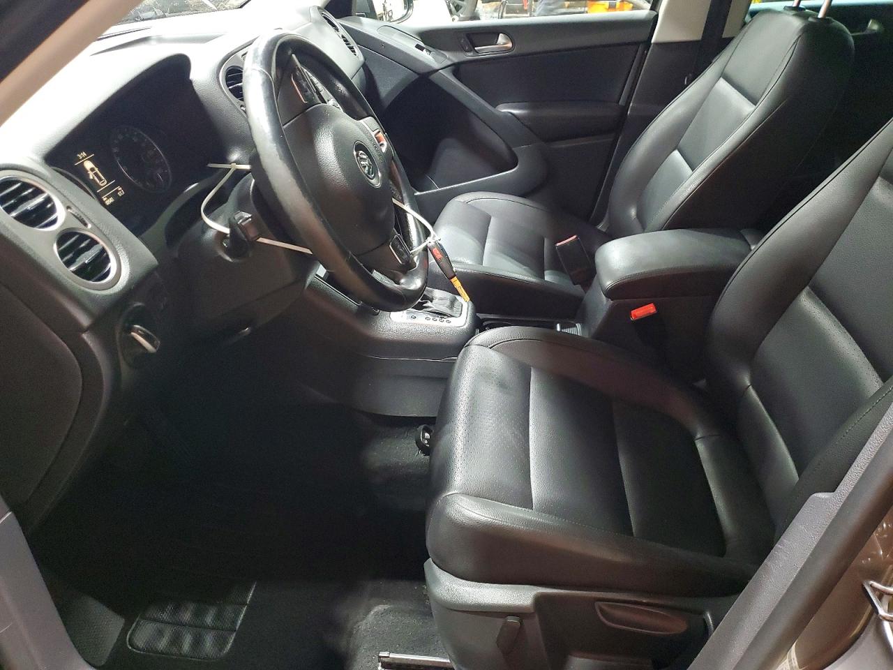 2011 VOLKSWAGEN TIGUAN S photo 7