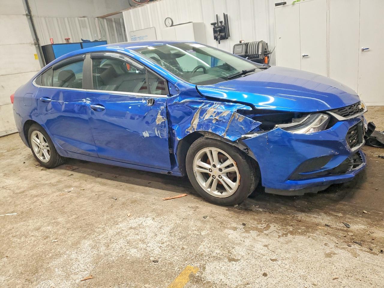 2017 CHEVROLET CRUZE LT photo 4