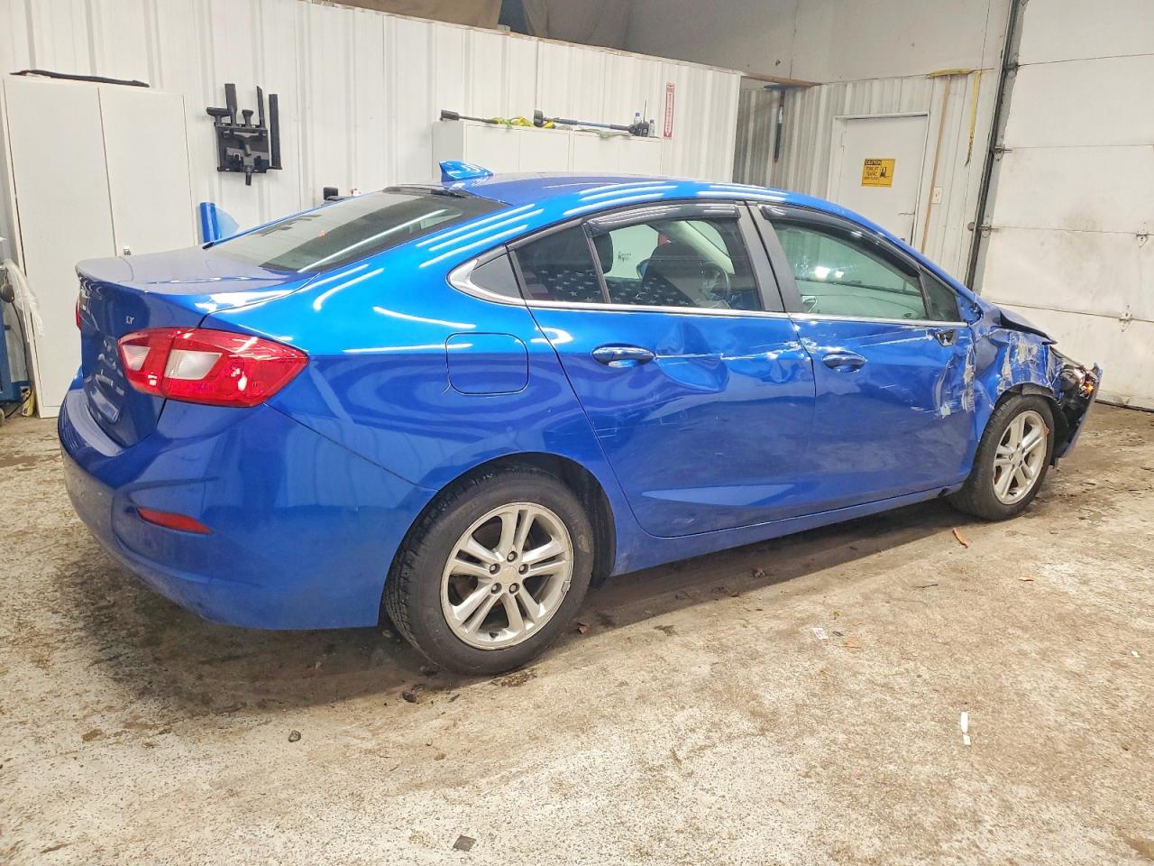 2017 CHEVROLET CRUZE LT photo 3