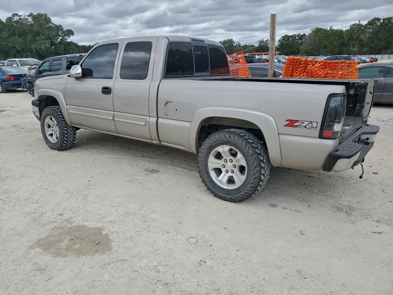 2004 CHEVROLET SILVERADO K1500 photo 3