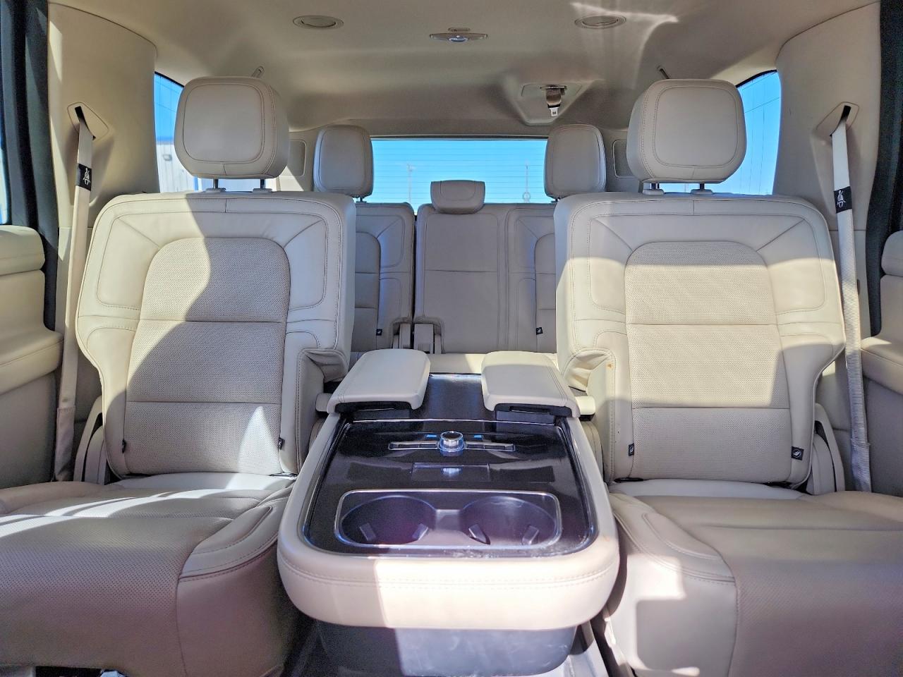 2019 LINCOLN NAVIGATOR L RESERVE photo 10