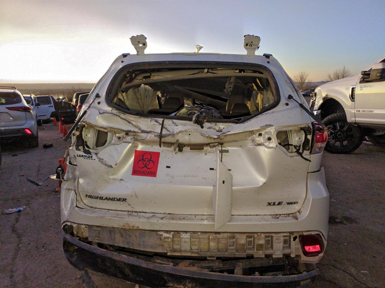2017 TOYOTA HIGHLANDER SE photo 16