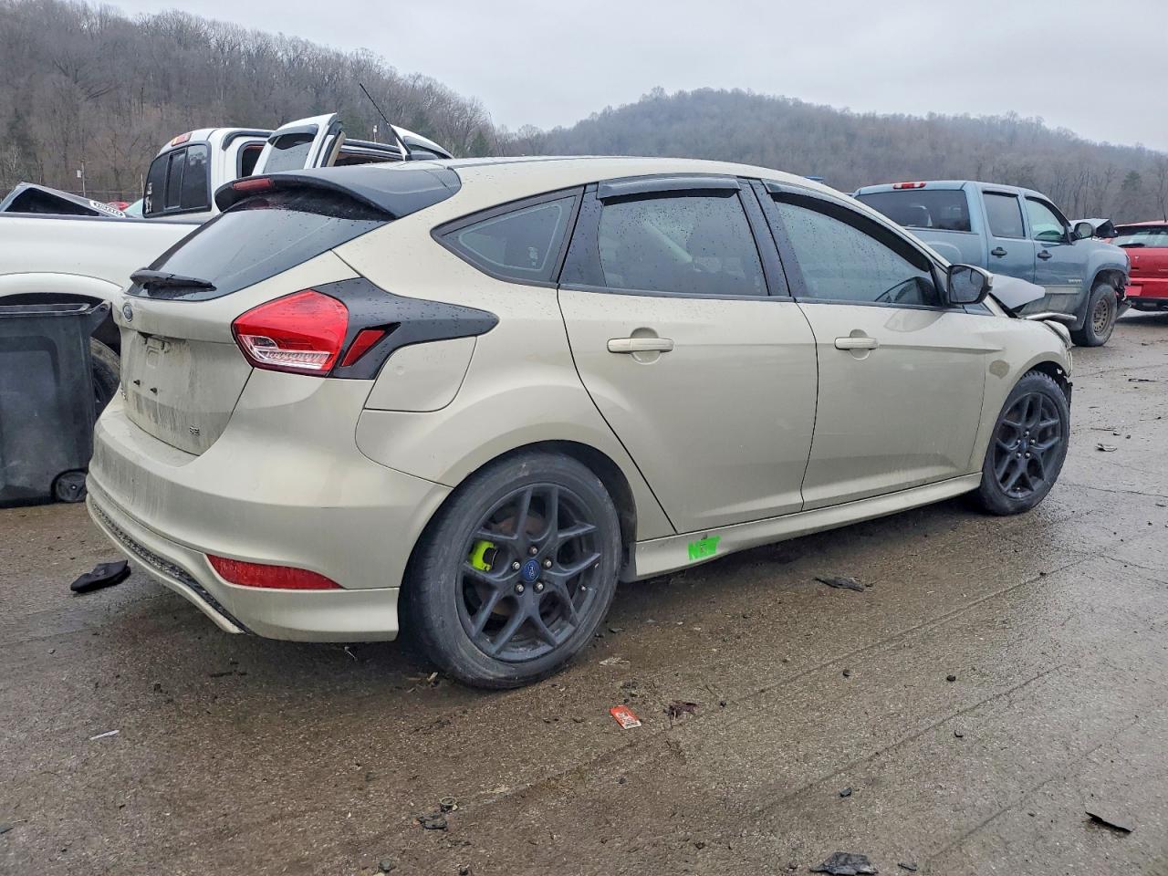 2015 FORD FOCUS SE photo 3
