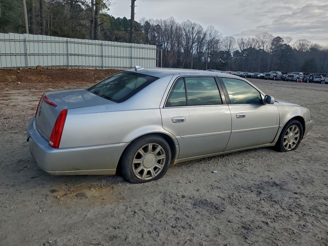 2010 CADILLAC DTS photo 3