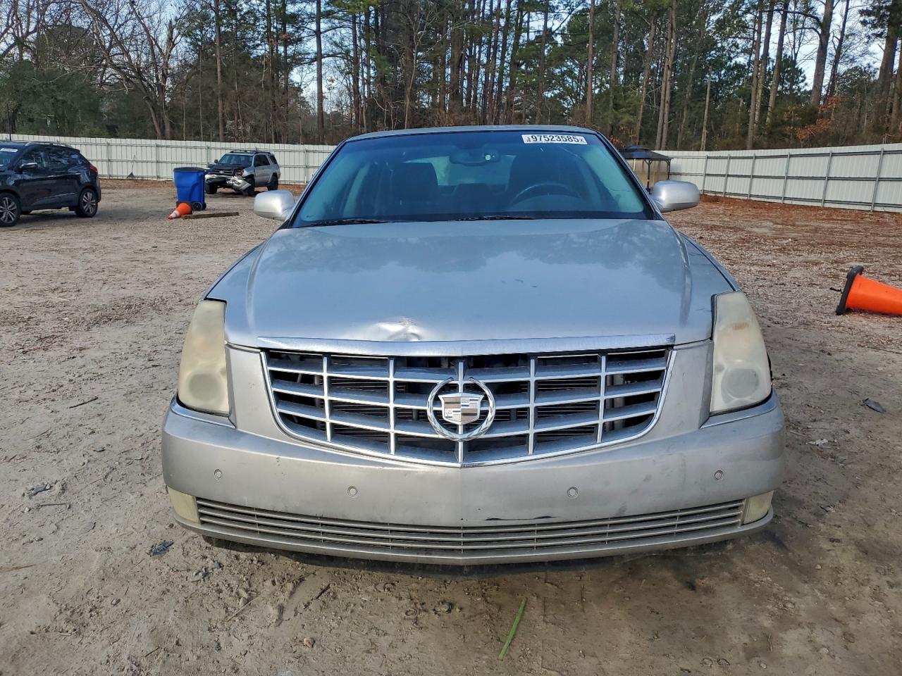 2010 CADILLAC DTS photo 5