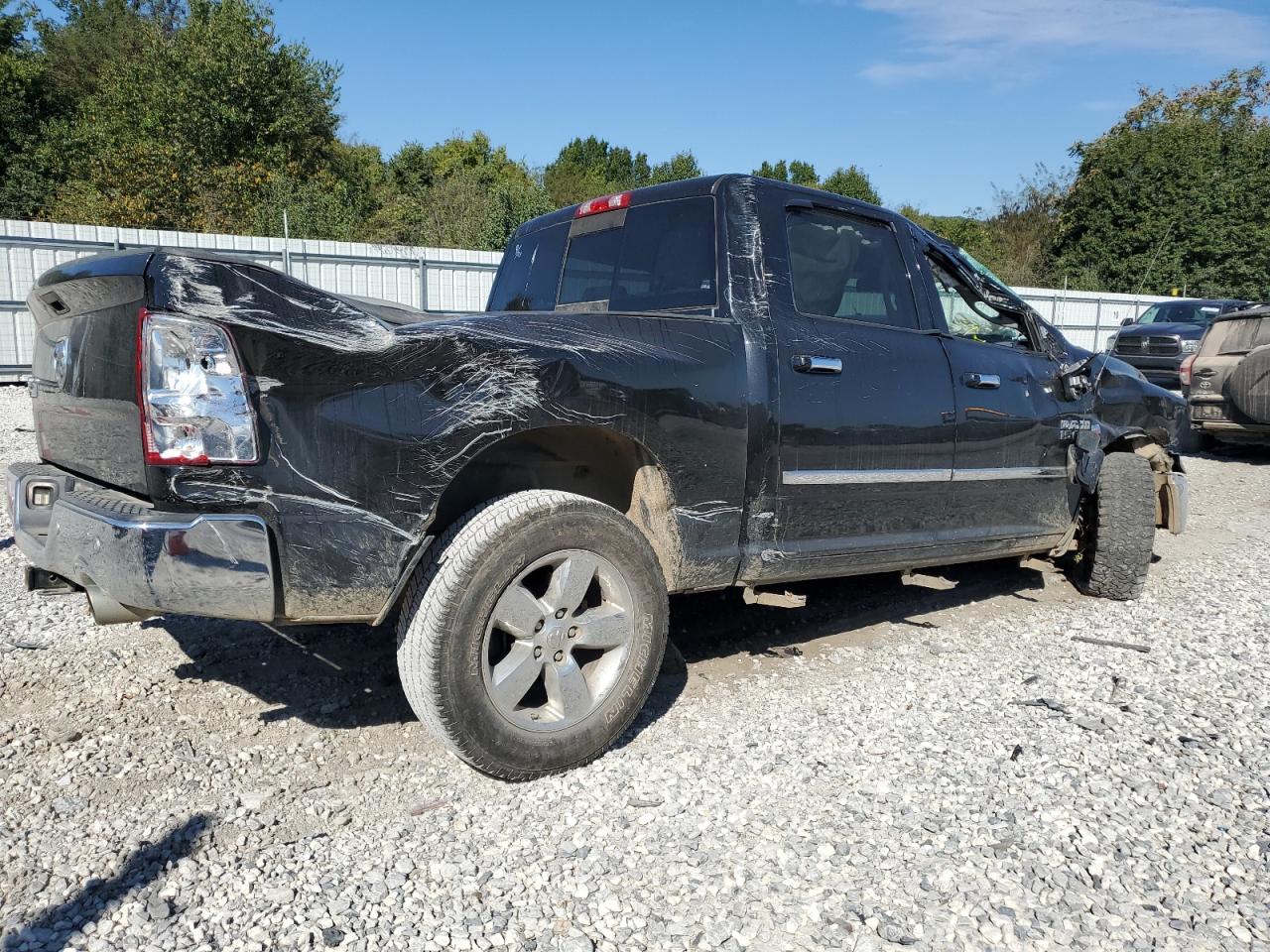 2016 RAM 1500 SLT photo 3