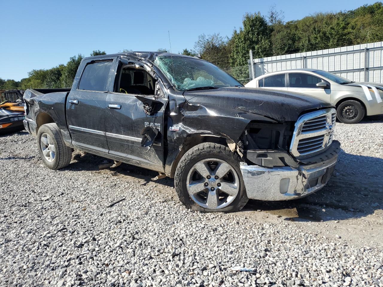 2016 RAM 1500 SLT photo 4
