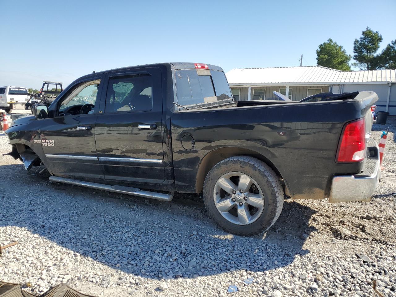 2016 RAM 1500 SLT photo 2